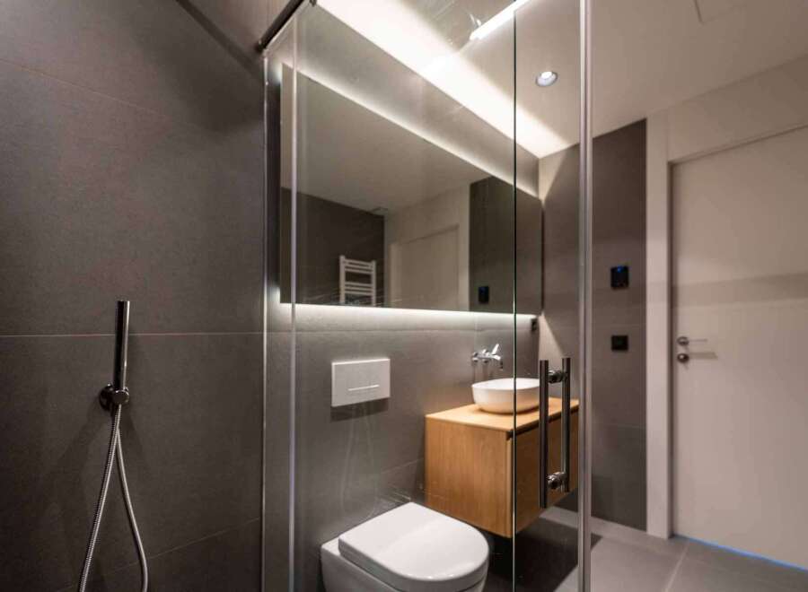 Step into modern luxury with this stunning bathroom design.