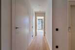 This stunning hallway showcases a modern and minimalist design, perfect for any contemporary home.
