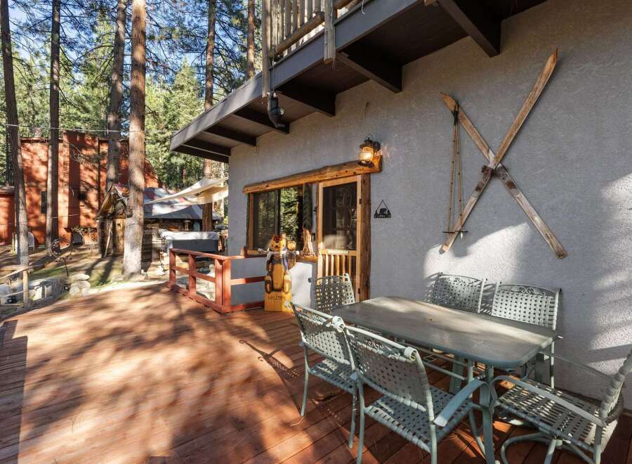 Escape to your mountain retreat! This charming property boasts a cozy outdoor seating area, perfect for enjoying the fresh air and stunning views.