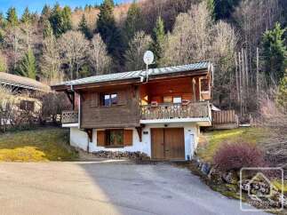 Discover this charming chalet nestled in a picturesque mountain setting.