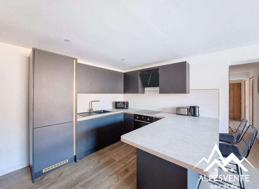 Discover this modern kitchen, perfect for culinary enthusiasts.