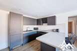 Discover this modern kitchen, perfect for culinary enthusiasts.