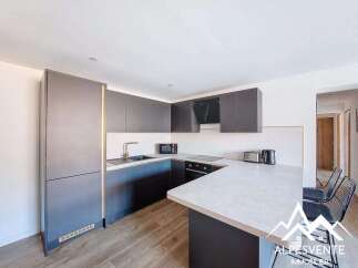 Discover this modern kitchen, perfect for culinary enthusiasts.