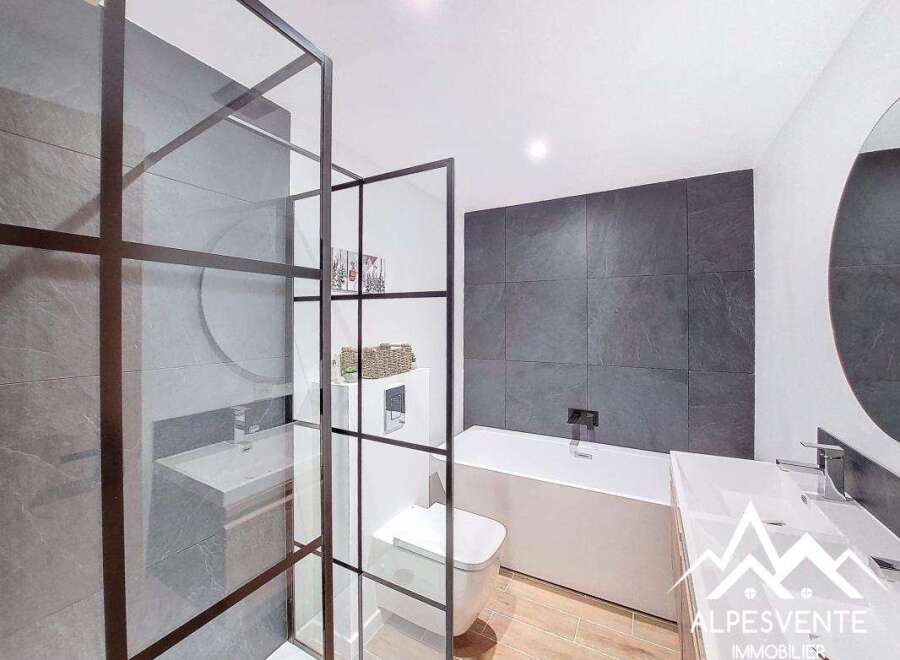 Discover modern luxury in this stunning bathroom.