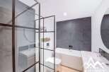 Discover modern luxury in this stunning bathroom.