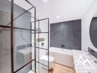 Discover modern luxury in this stunning bathroom.