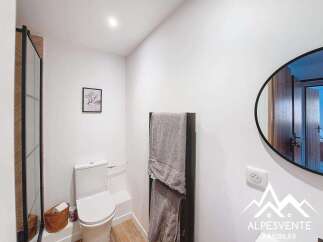 This modern bathroom features a sleek design with a minimalist aesthetic.