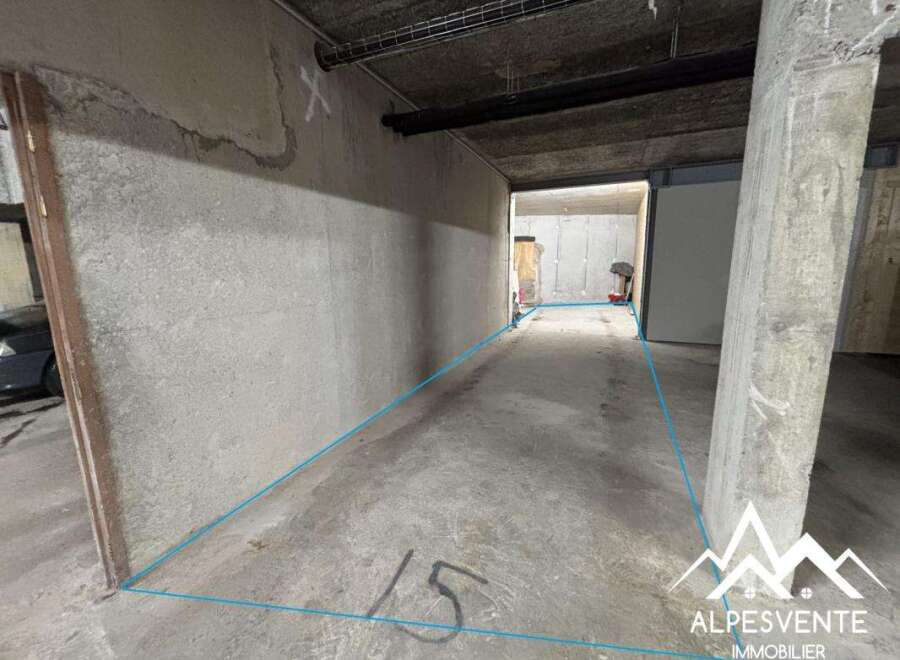 Discover this spacious parking space, perfect for secure vehicle storage.