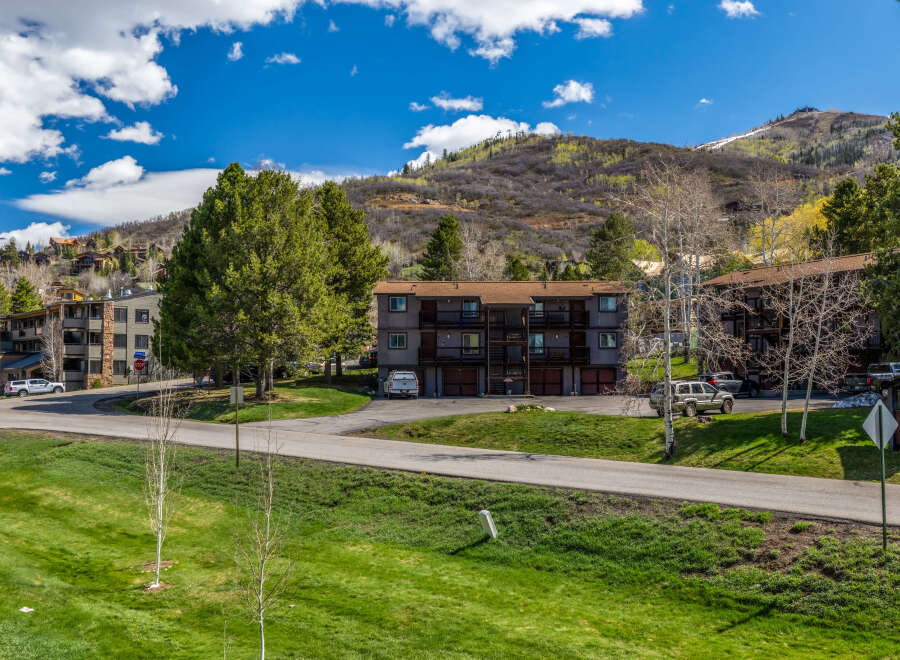 Discover a stunning mountain retreat with this charming property.