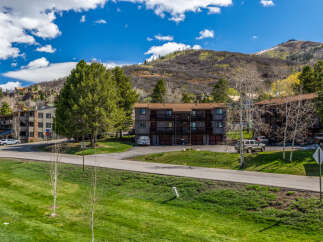 Discover a stunning mountain retreat with this charming property.