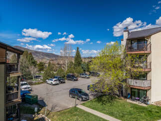 Discover the charm of this stunning property, featuring a modern exterior and a prime location.