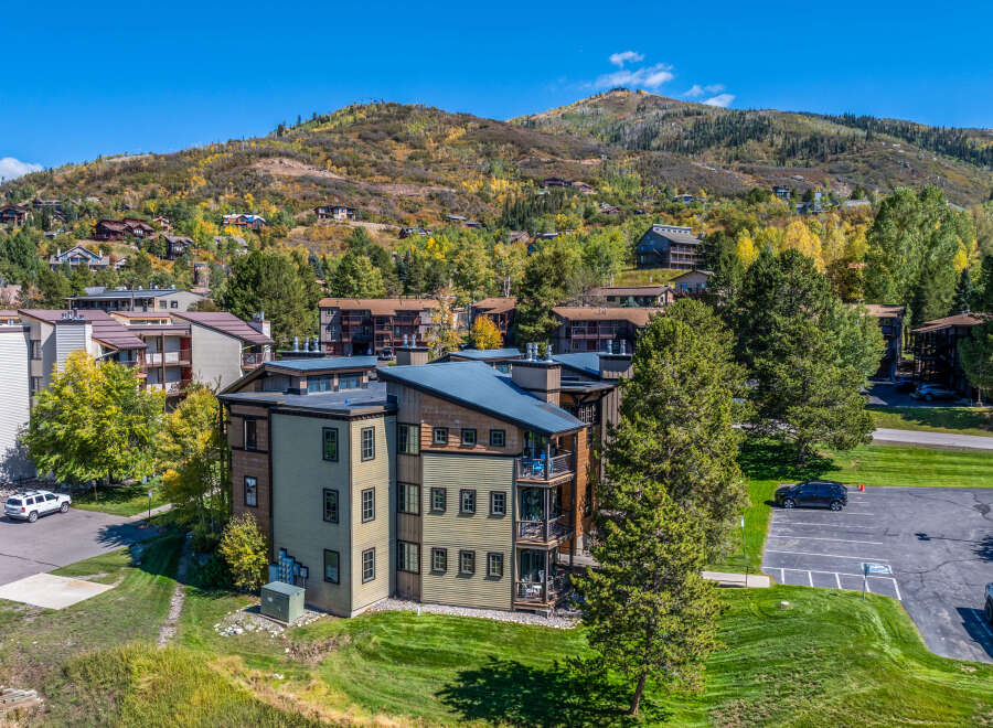 Discover the perfect mountain retreat in this stunning property, offering a blend of modern comfort and natural beauty.