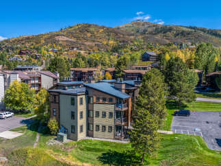 Discover the perfect mountain retreat in this stunning property, offering a blend of modern comfort and natural beauty.