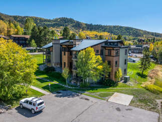 Discover luxury living in this stunning property, boasting modern architecture and breathtaking views.