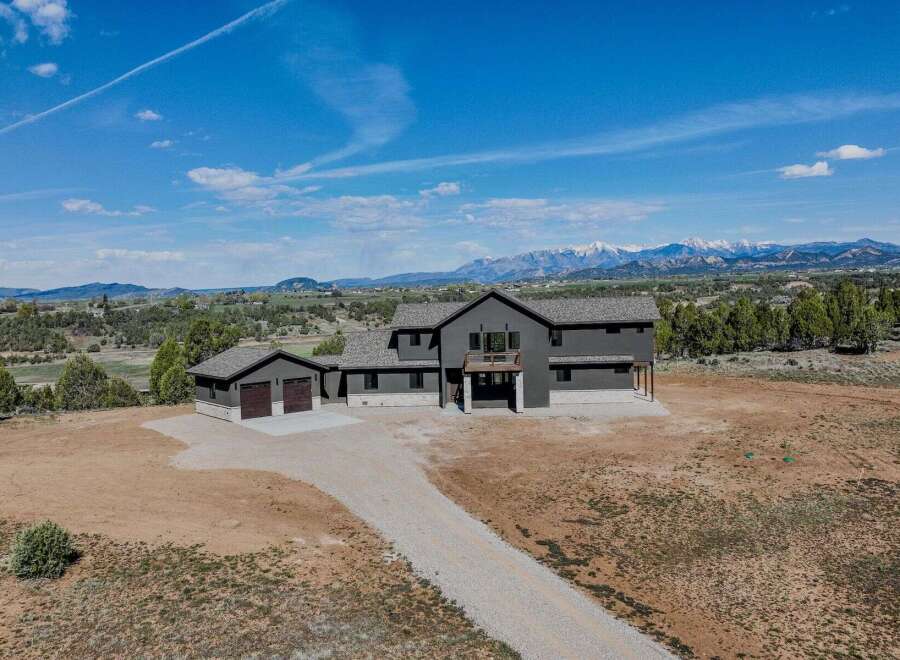 Discover your dream home in this stunning property! This modern residence boasts a sleek design, spacious layout, and breathtaking mountain views.