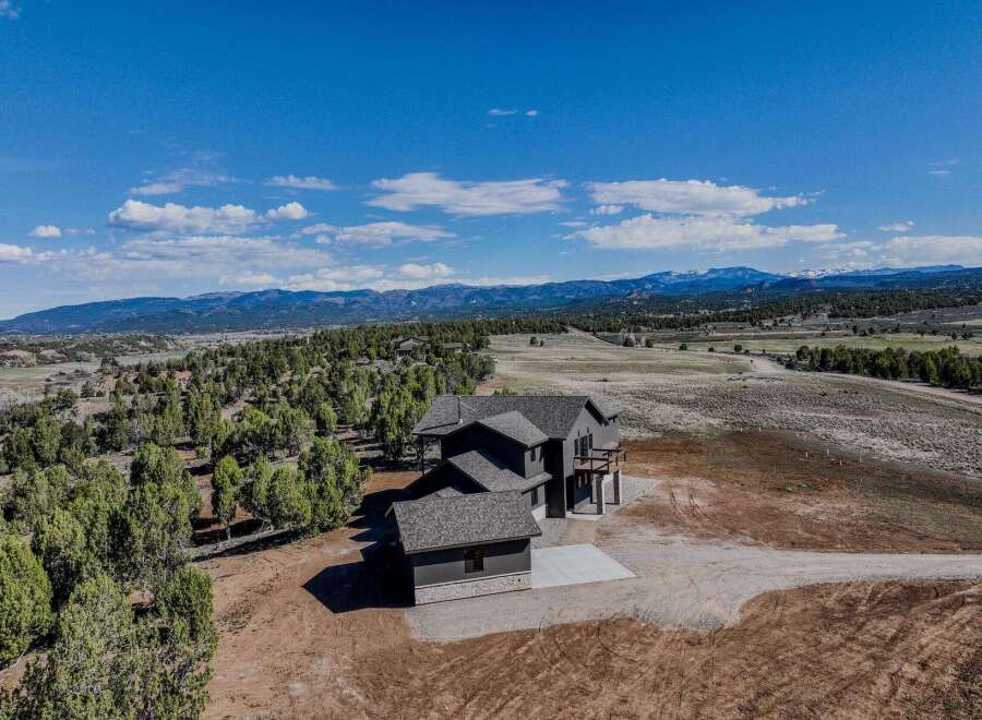 Discover your dream home in this stunning property! This modern residence boasts a sleek design and is nestled in a picturesque landscape.