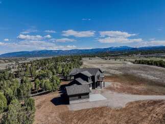 Discover your dream home in this stunning property! This modern residence boasts a sleek design and is nestled in a picturesque landscape.