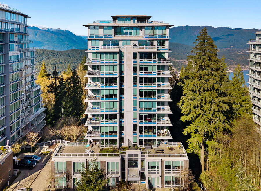 Discover luxury living at its finest in this stunning high-rise condo.