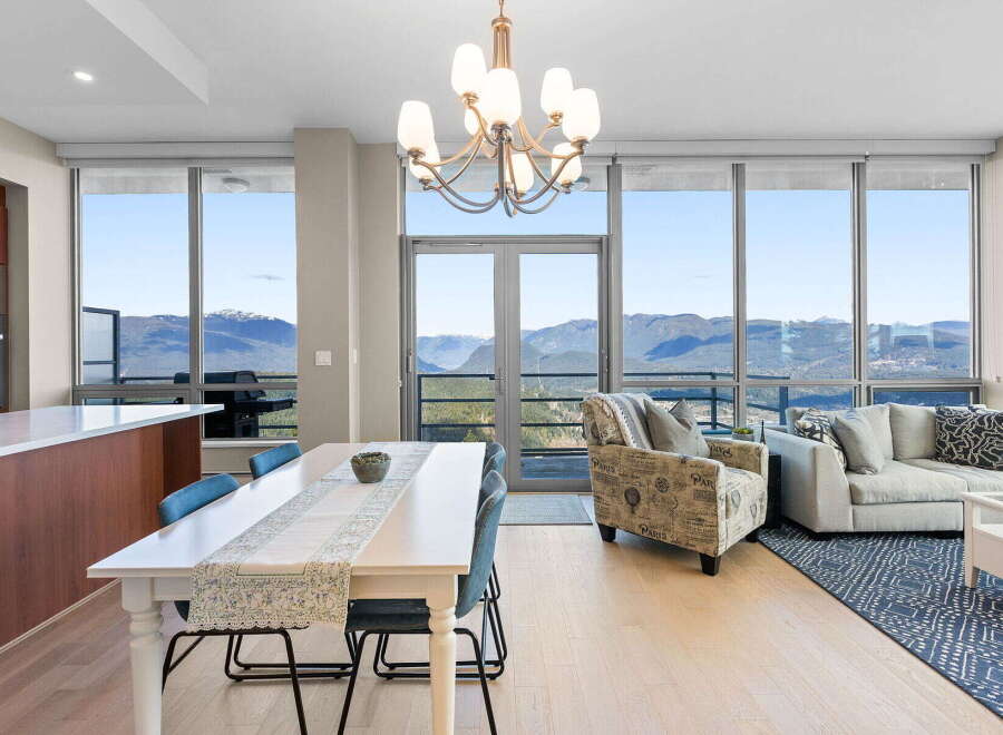 Experience luxury living with breathtaking mountain views in this stunning property.
