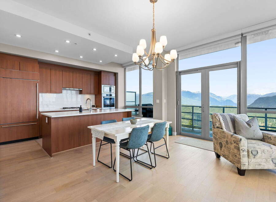 Experience luxury living in this stunning property with breathtaking mountain views.