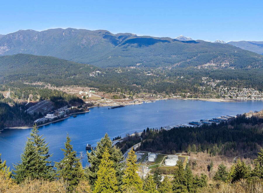 Discover breathtaking views and serene waterfront living in this stunning property.
