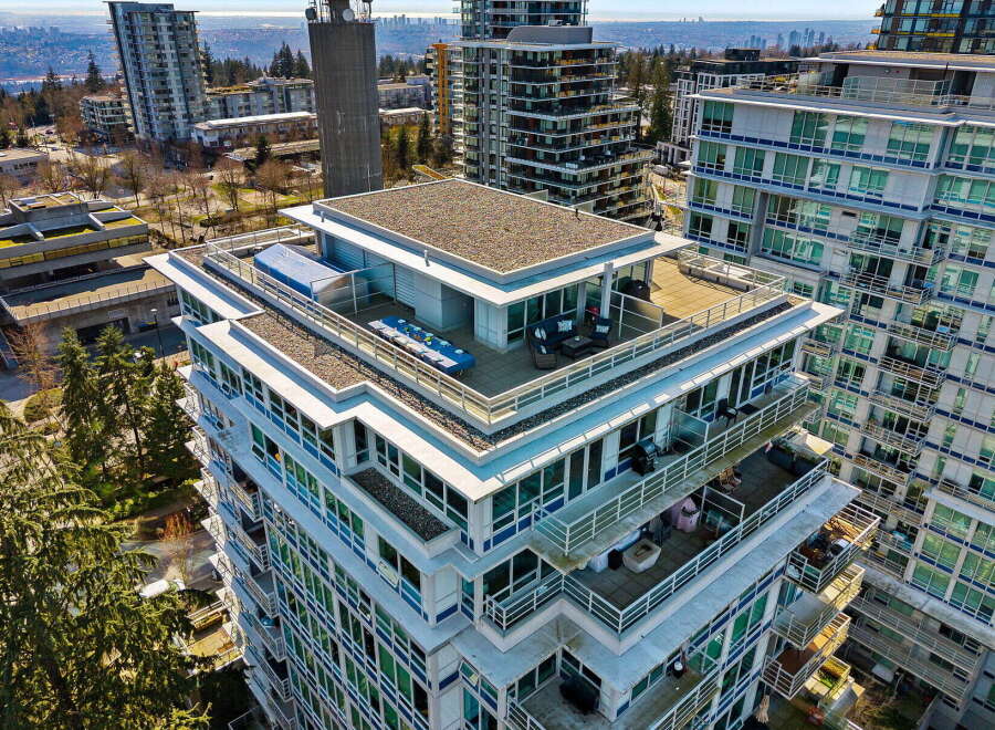 Experience luxury living at its finest in this stunning high-rise condo.