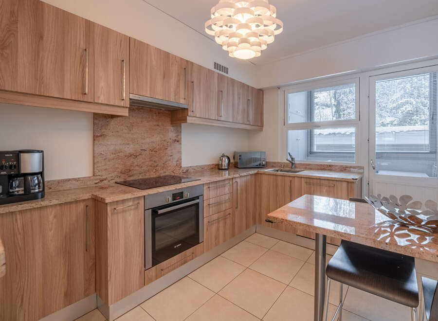 Discover this stunning kitchen, perfect for culinary enthusiasts.