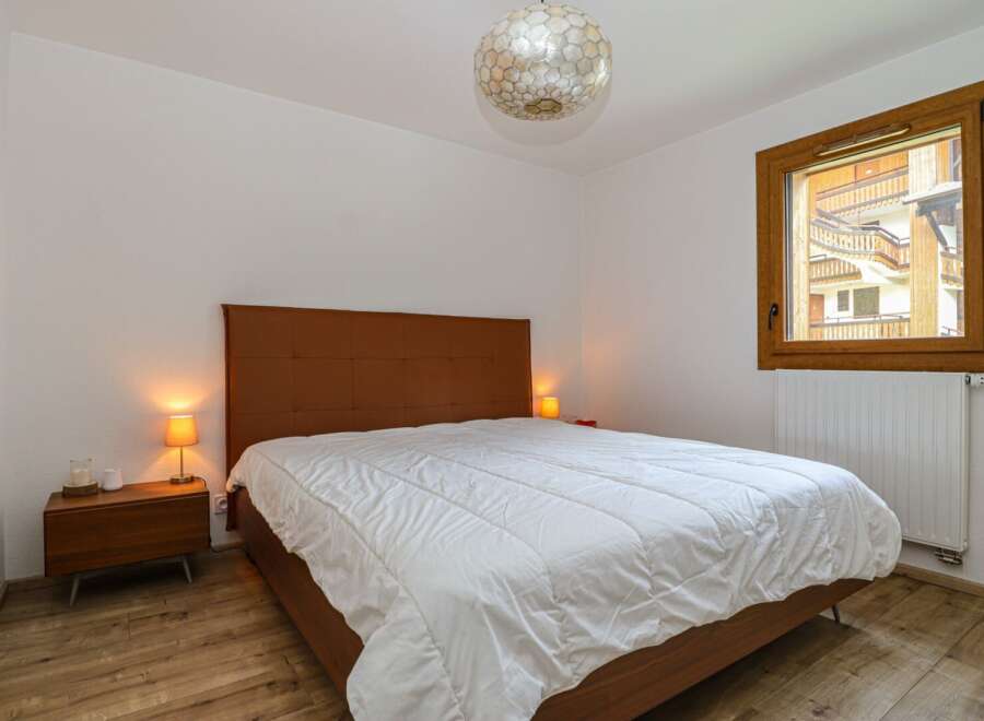 This cozy bedroom features a comfortable bed with a stylish headboard, perfect for a relaxing retreat.