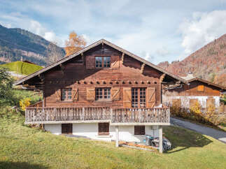 Discover the charm of this stunning wooden chalet nestled in a picturesque mountain setting.