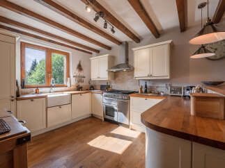 This stunning kitchen boasts a warm and inviting atmosphere, perfect for culinary creations and family gatherings.