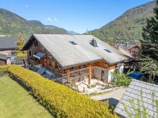 Discover a charming chalet nestled in the heart of the mountains, offering a perfect blend of rustic charm and modern comfort.