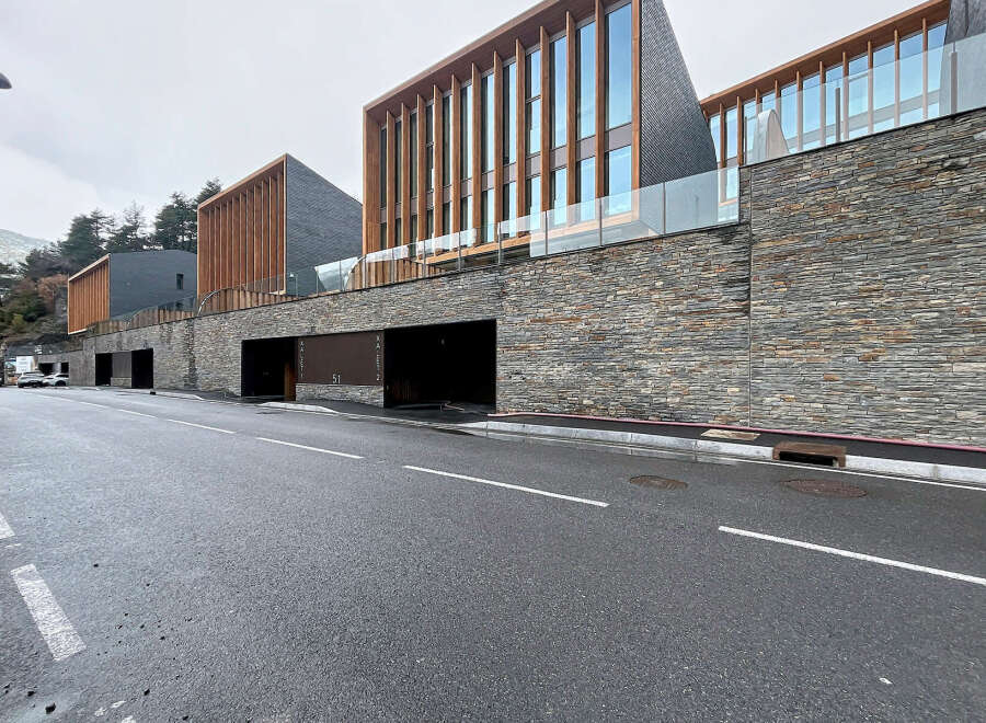 Discover modern luxury in this stunning property featuring contemporary architecture and high-end finishes.