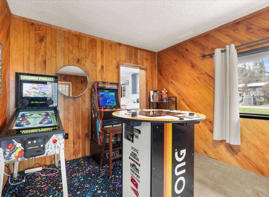 Step into a retro gaming paradise! This unique space features a Legends Pinball machine and a Mortal Kombat arcade game, perfect for endless entertainment.