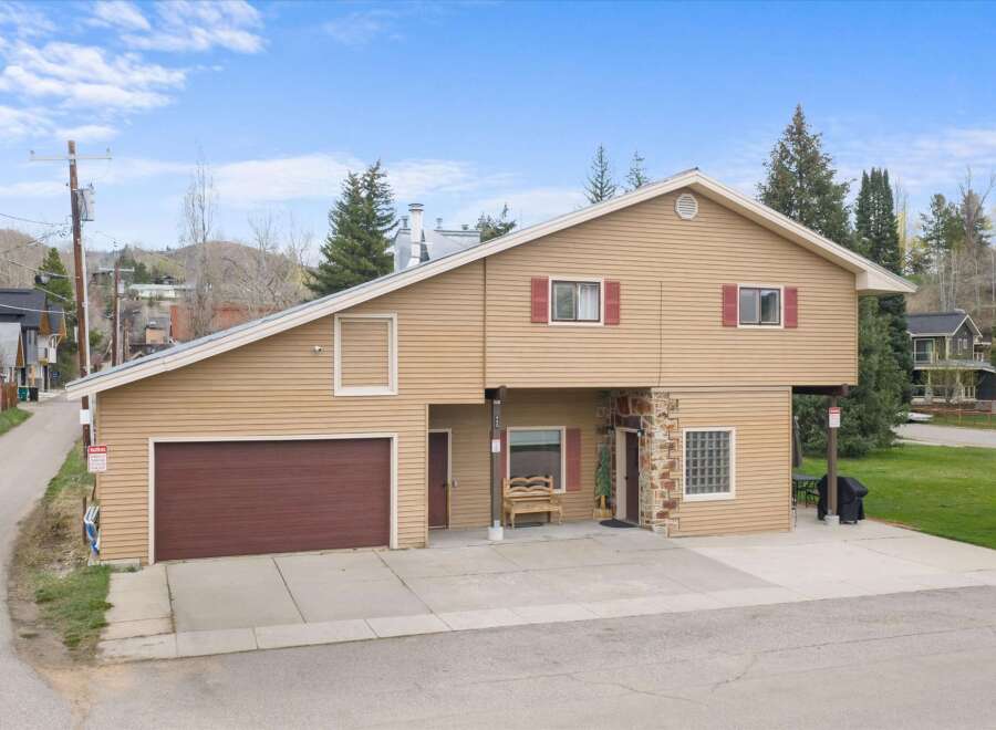 Discover this charming property featuring a unique architectural design and a convenient location.