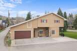 Discover this charming property featuring a unique architectural design and a convenient location.