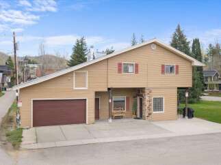 Discover this charming property featuring a unique architectural design and a convenient location.