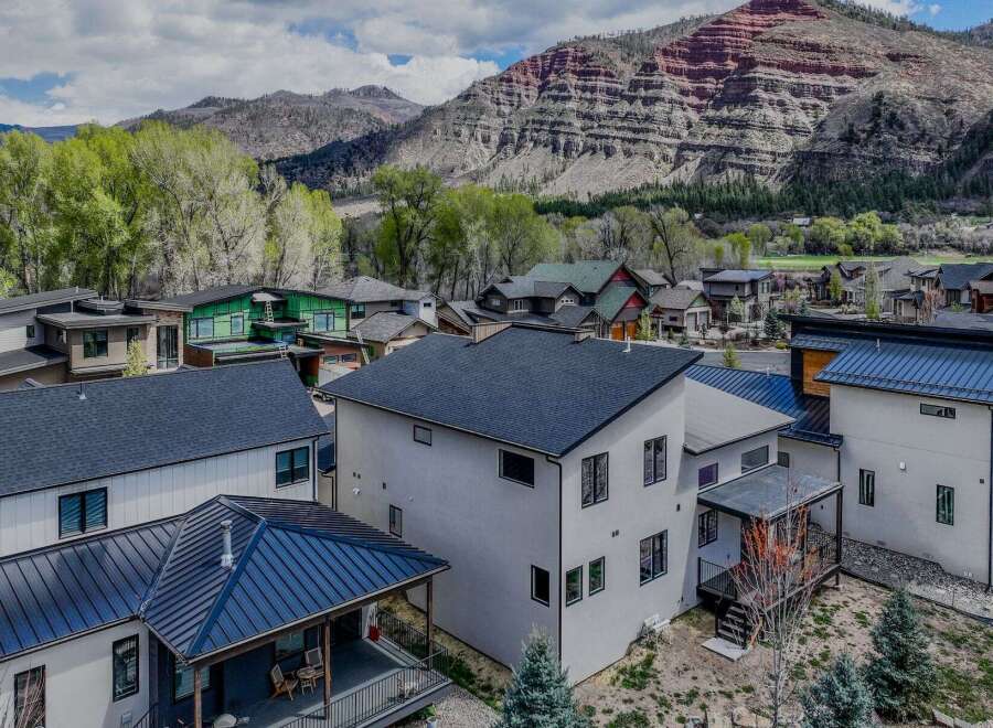 Discover modern living in this stunning property, boasting contemporary architecture and breathtaking mountain views.