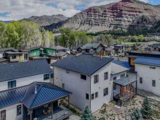 Discover modern living in this stunning property, boasting contemporary architecture and breathtaking mountain views.