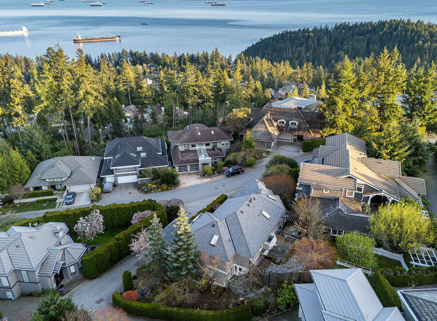 Discover luxury living in this stunning property, boasting a prime location with breathtaking views.