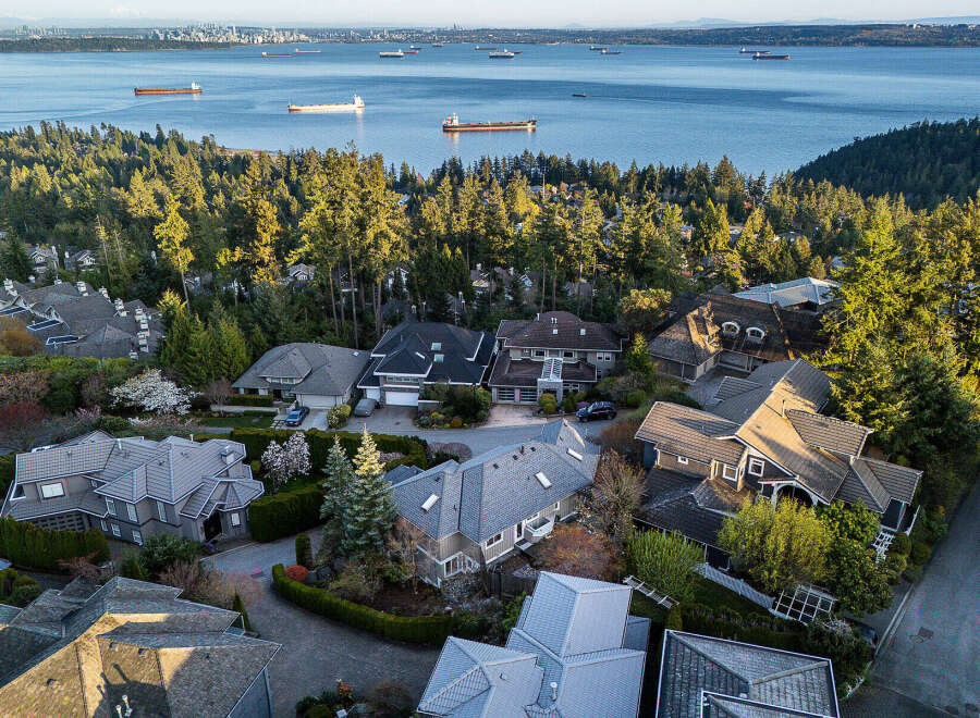 Discover luxury living with this stunning property, boasting breathtaking ocean views and a prime location.