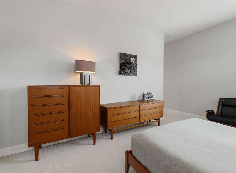 This stunning bedroom boasts a mid-century modern aesthetic, perfect for those seeking a stylish and functional space.
