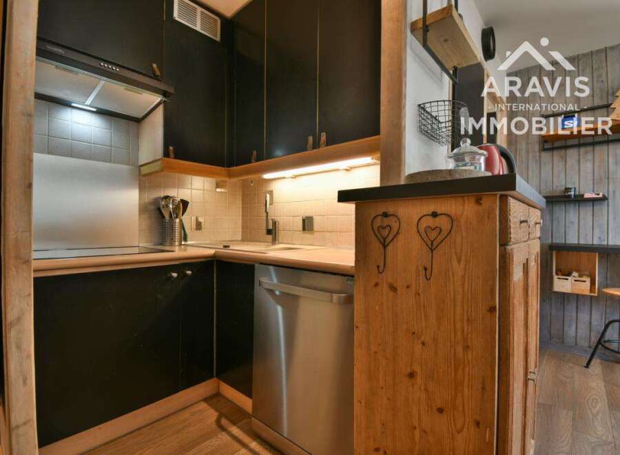 Discover this charming kitchen, perfect for culinary enthusiasts.