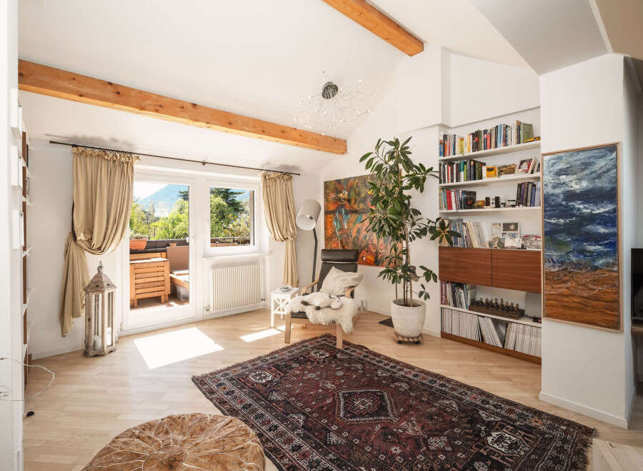 This stunning living space boasts a bright and airy atmosphere, perfect for relaxation and entertaining.