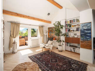 This stunning living space boasts a bright and airy atmosphere, perfect for relaxation and entertaining.