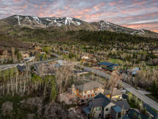 Discover luxury living in this stunning mountain retreat.