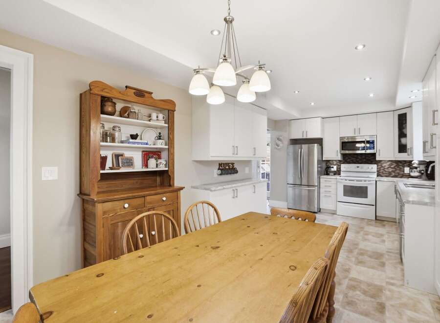 This stunning kitchen and dining area boasts a warm and inviting atmosphere, perfect for family gatherings and entertaining.