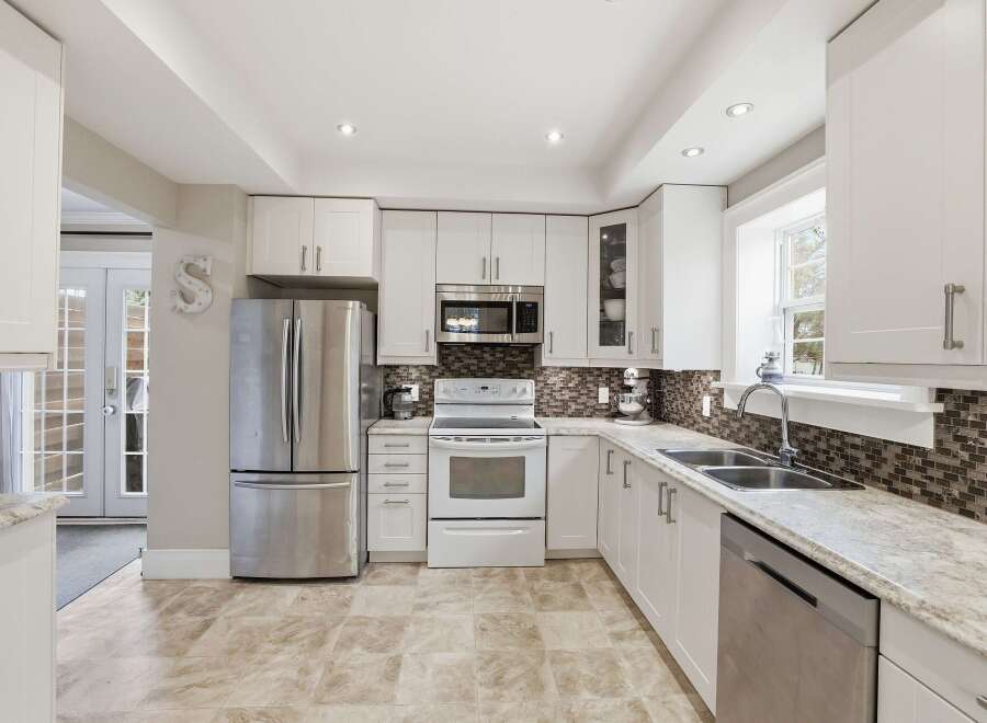 This stunning kitchen boasts a bright and airy design, perfect for culinary enthusiasts.