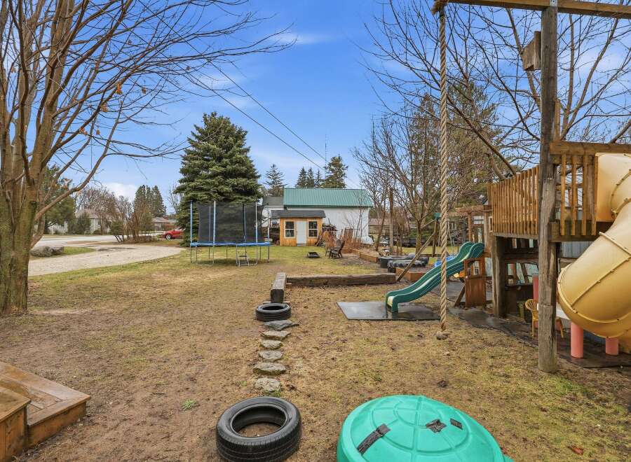 Discover the perfect family home with this charming property! Featuring a spacious backyard, this home offers ample space for outdoor activities.