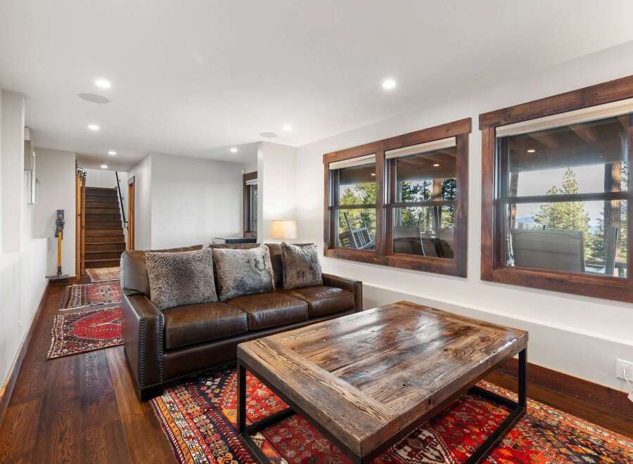 This stunning living room boasts a cozy leather sofa and plush pillows, perfect for relaxing after a long day.