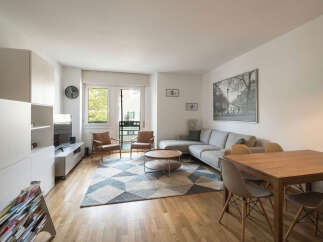 This stunning living space boasts a modern design with a comfortable sectional sofa and a stylish coffee table.
